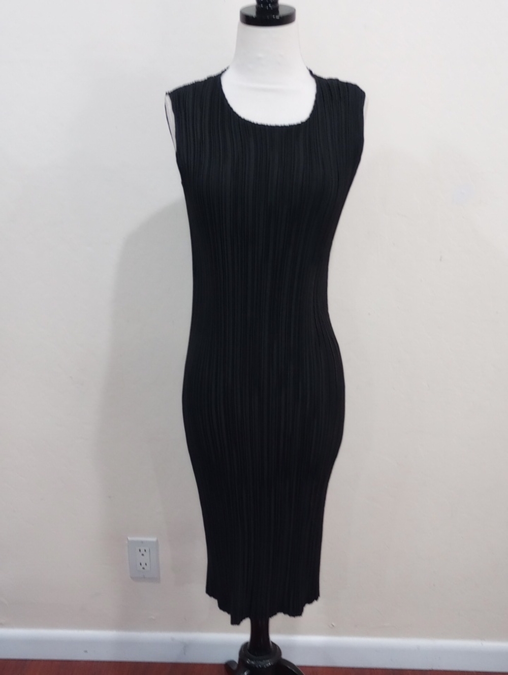 Black Crinkle Sleeveless Sheath Dress - Perfect For Travel! - XS / S